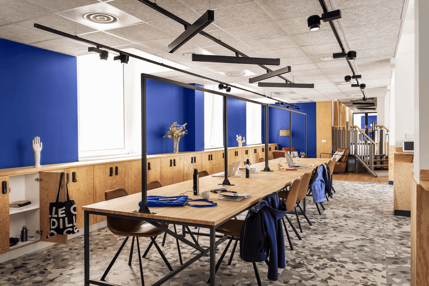 Grande table de travail pour coworking ou réunions du GEM TSA TND de Paris, dans un local prêté par l’association Falret, photo de Ben Massiot