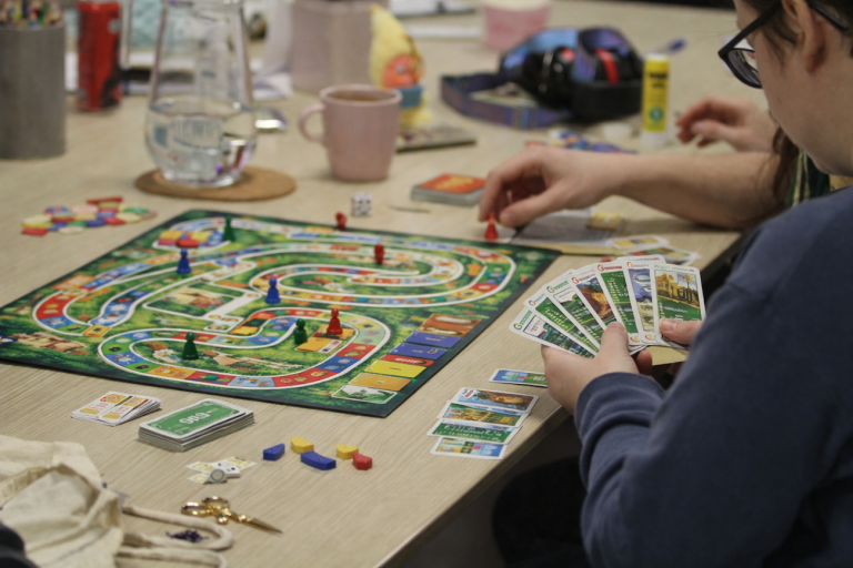 Moments de complicité et de concentration autour d’un jeu de société au GEM TSA/TND de Paris : une activité qui favorise le plaisir d’être ensemble, l’autodétermination, la coopération et la participation active des membres dans un cadre sécurisant et accueillant.