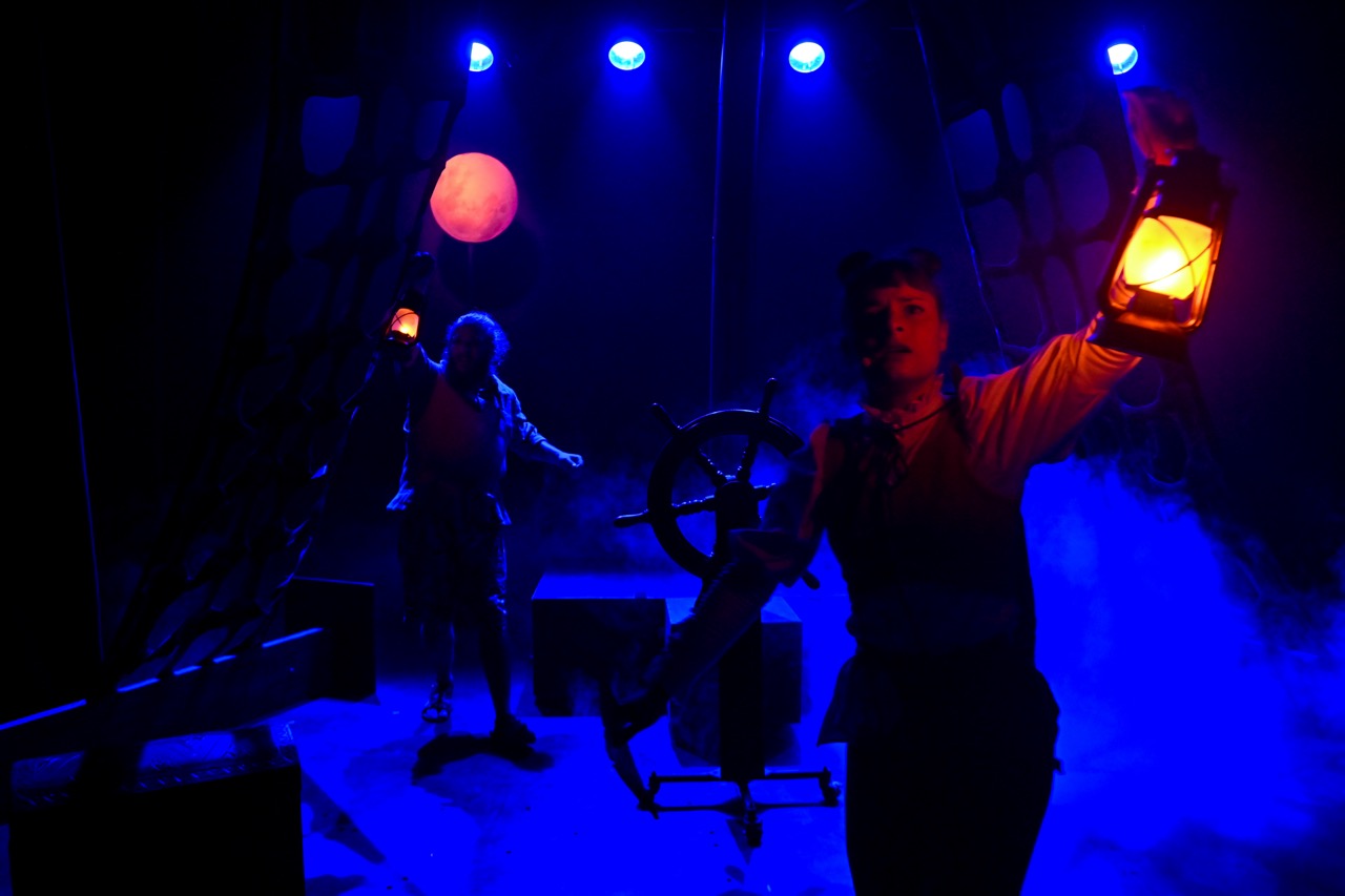 Membres du GEM TSA-TND de Paris assistant ensemble à une représentation théâtrale musicale de Aurélie Cabrel, Zélie la pirate 