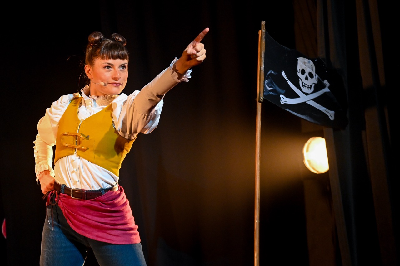 Public installé dans une salle de théâtre parisienne pour un spectacle musical intergénérationnel Zélie la pirate de Aurélie Cabrel et actrice Juliette LEFEBVRE
