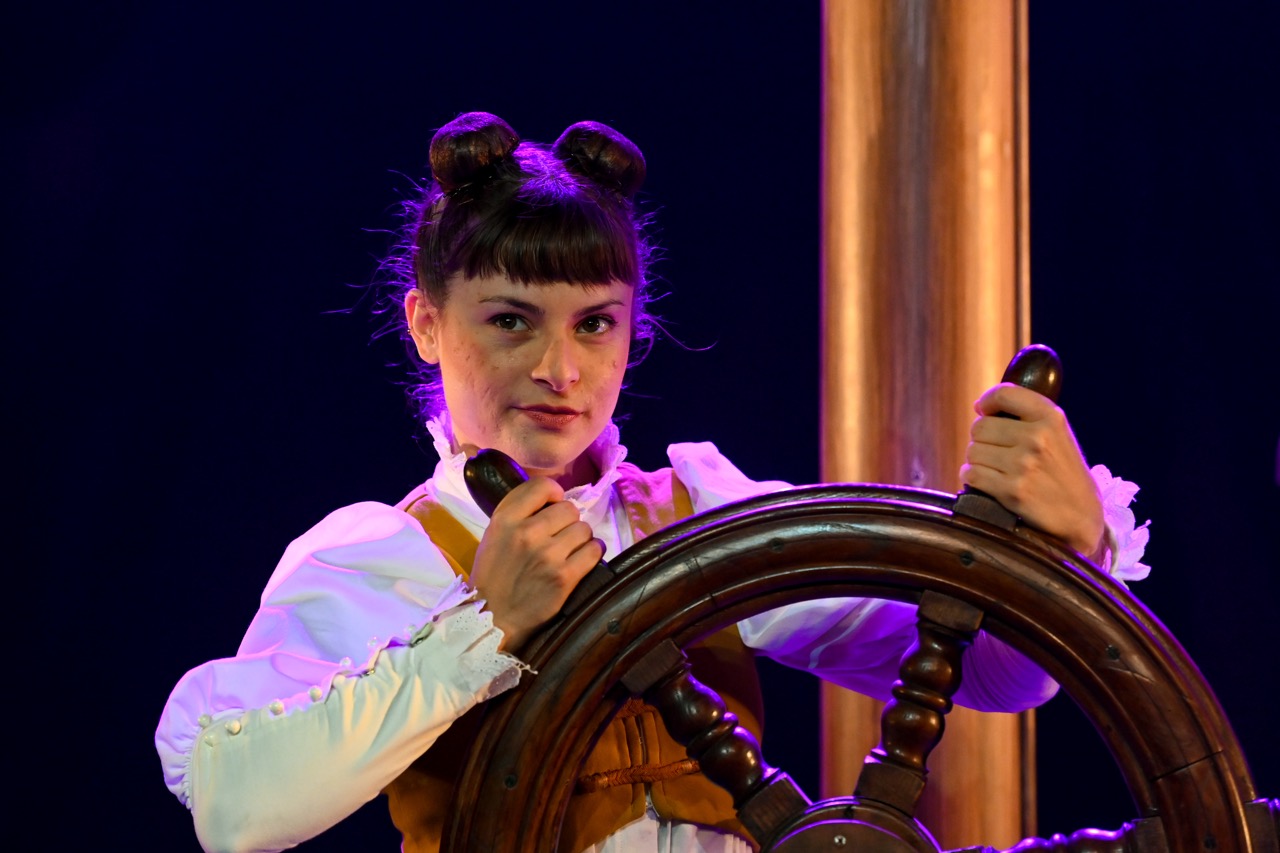 Groupe d’adhérents du GEM TSA-TND de Paris se rendant à un spectacle vivant à Paris. Zélie à la barre du bateau pirate.