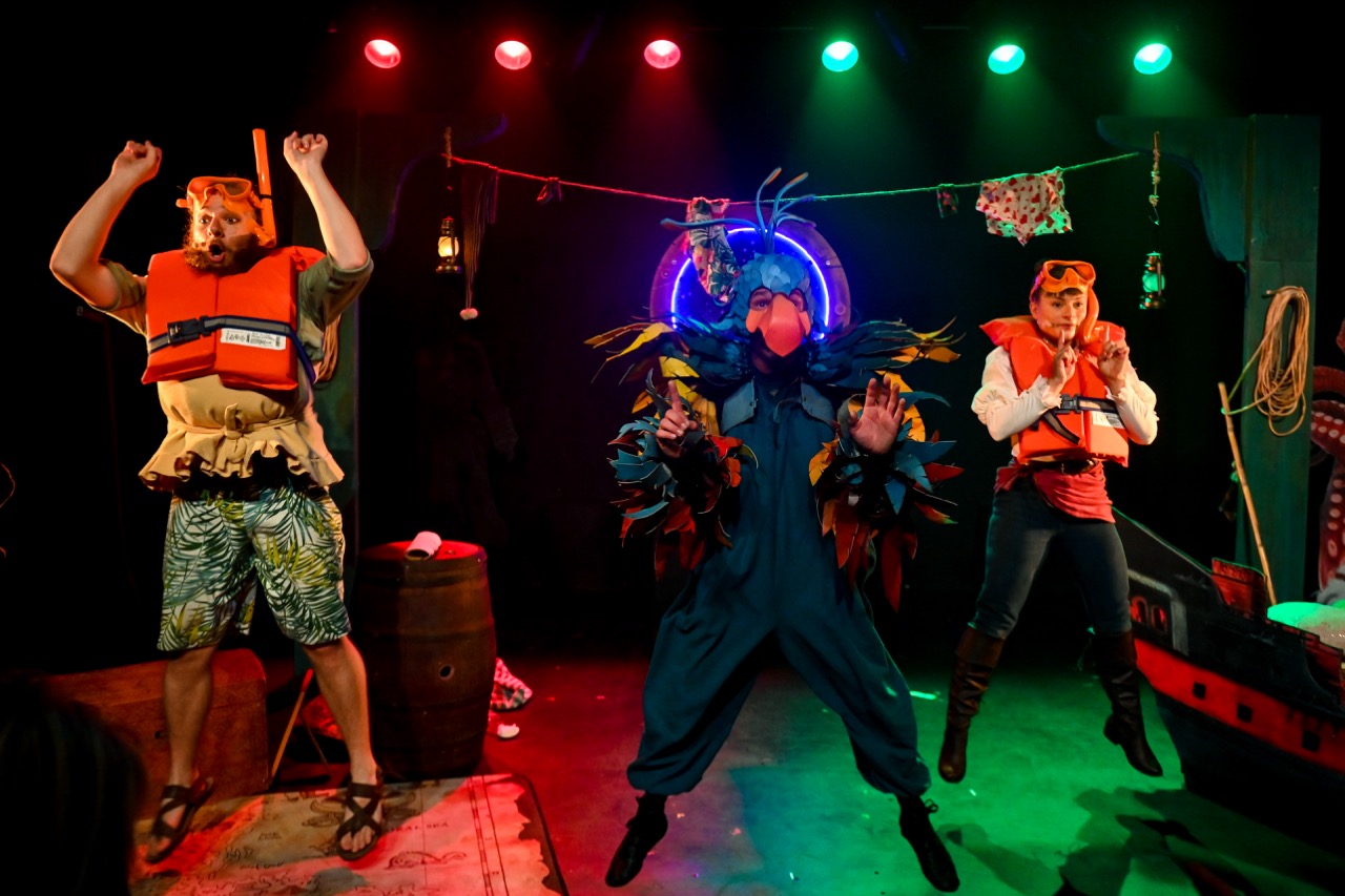 Groupe du GEM TSA-TND de Paris réunis dans une salle de théâtre pour un spectacle vivant de Aurélie Cabrel, Zélie la pirate au grand point virgule