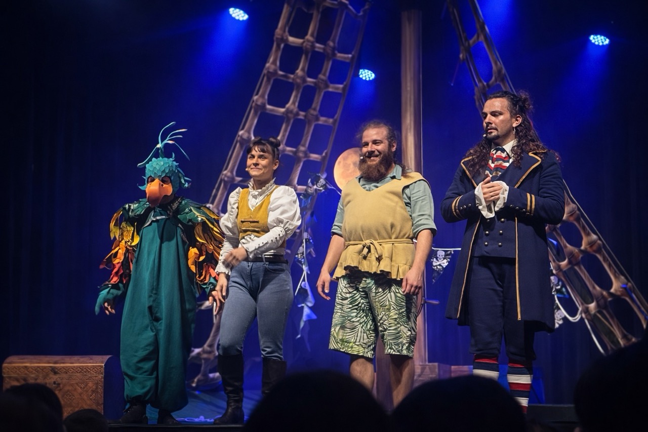 Les comédiens de Zélie la Pirate saluant le public après une représentation au théâtre à Paris