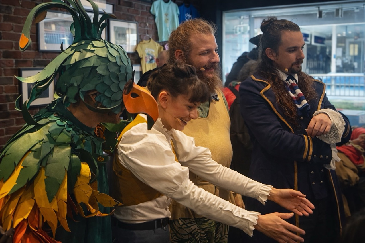 Acteurs du spectacle Zélie la Pirate à la sortie du conte musical intergénérationnel à Paris avec le GEM