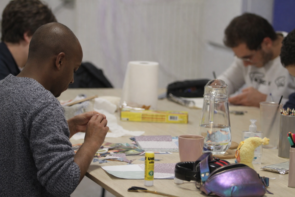 Des adultes autistes sont réunis autour d'une activité artistiques et renforcent leur pouvoir d'agir dans un groupe d'entraide mutuelle autisme.