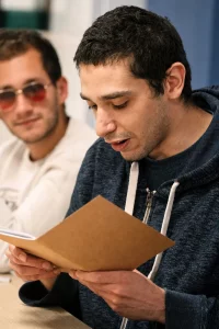 Un membre participe à l'atelier écriture du GEM TSA de Paris.