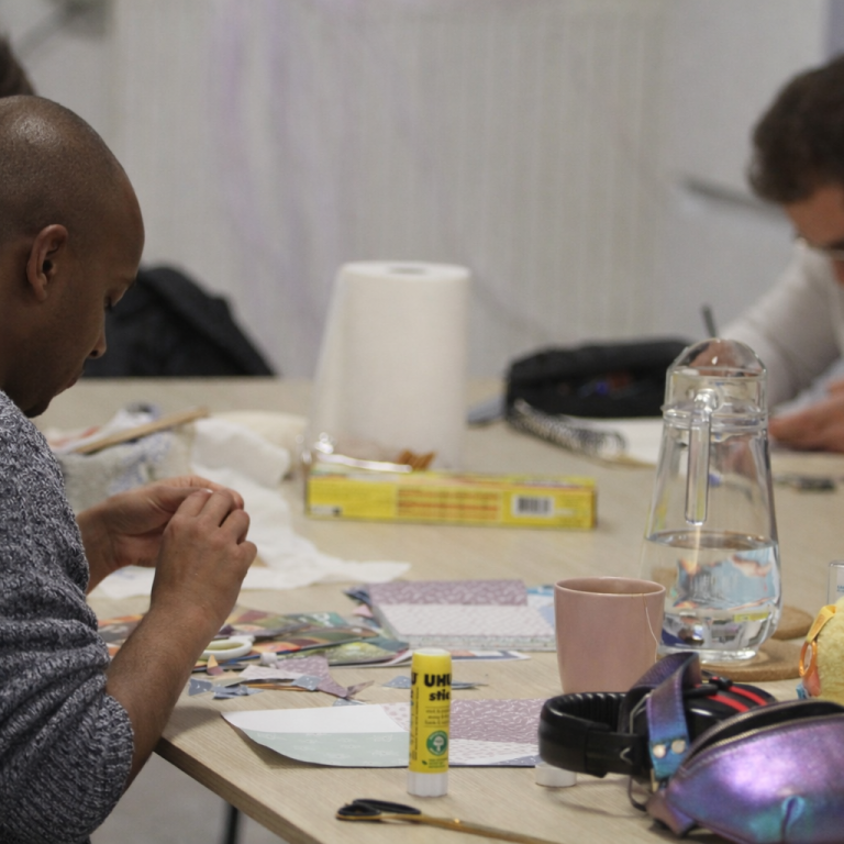 Des adultes autistes sont réunis autour d'une activité artistiques et renforcent leur pouvoir d'agir dans un groupe d'entraide mutuelle autisme.